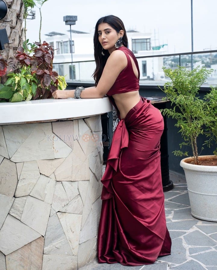 Gorgeous Rashi Singh Navel in a Crimson Red Saree Photos 07