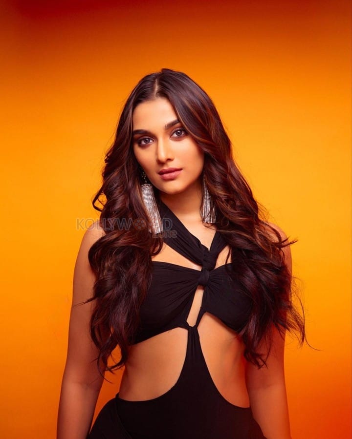 Gorgeous Saiee Manjrekar in a Black Sleeveless Maxi Dress Pictures 01