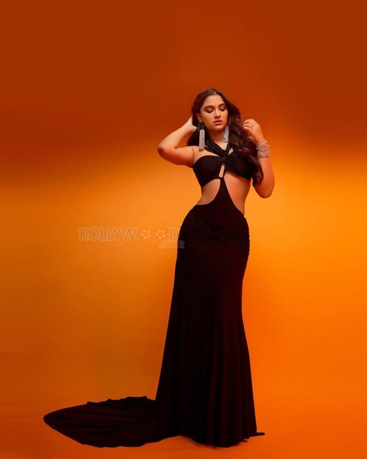 Gorgeous Saiee Manjrekar in a Black Sleeveless Maxi Dress Pictures 03