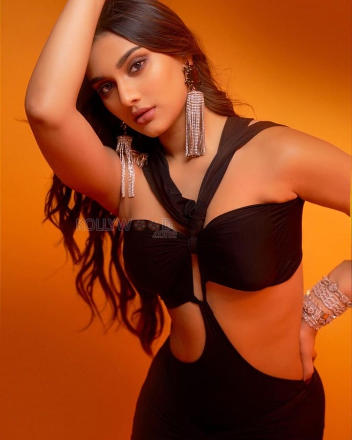 Gorgeous Saiee Manjrekar in a Black Sleeveless Maxi Dress Pictures 07