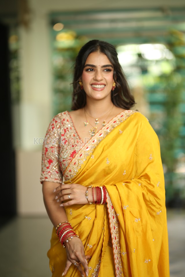 Heroine Kavya Thapar at Viswam Movie Interview Photos 103