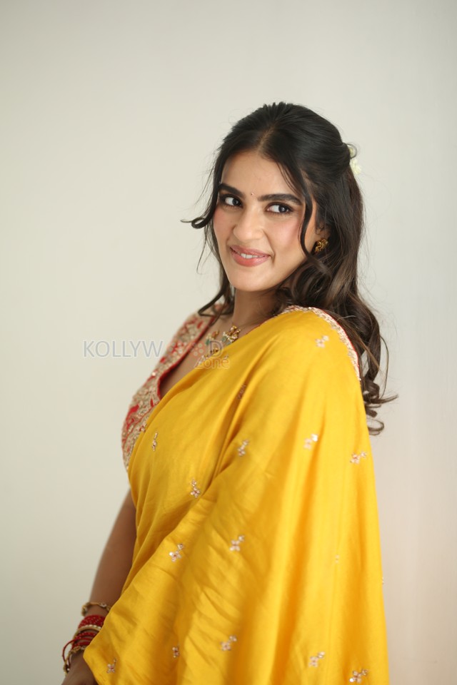 Heroine Kavya Thapar at Viswam Movie Interview Photos 109