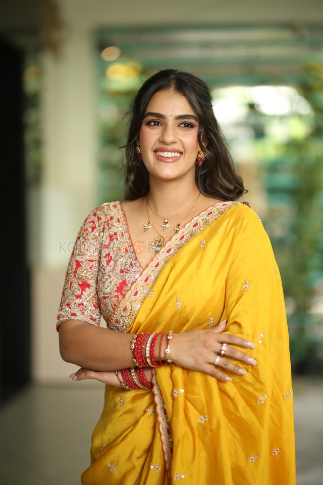 Heroine Kavya Thapar at Viswam Movie Interview Photos 114