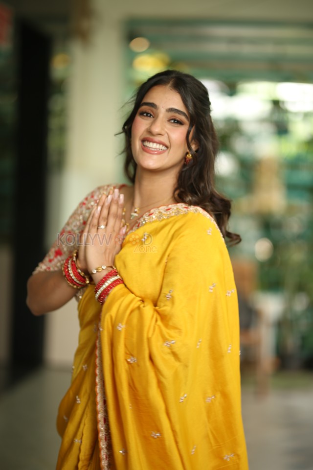 Heroine Kavya Thapar at Viswam Movie Interview Photos 18