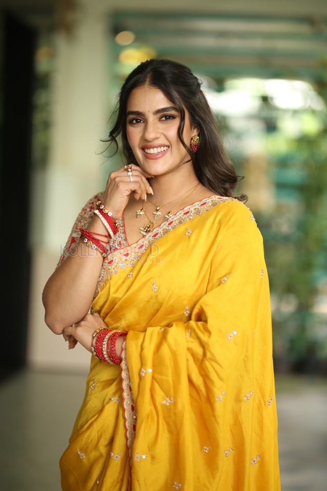 Heroine Kavya Thapar at Viswam Movie Interview Photos 26