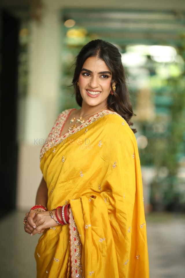 Heroine Kavya Thapar at Viswam Movie Interview Photos 43