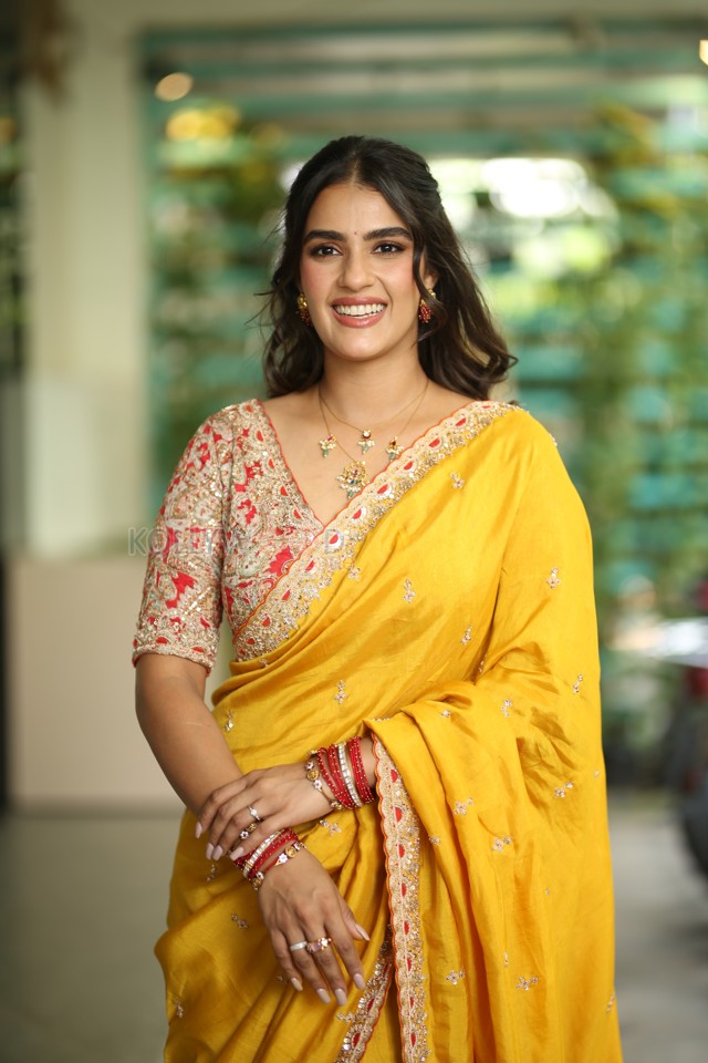 Heroine Kavya Thapar at Viswam Movie Interview Photos 45