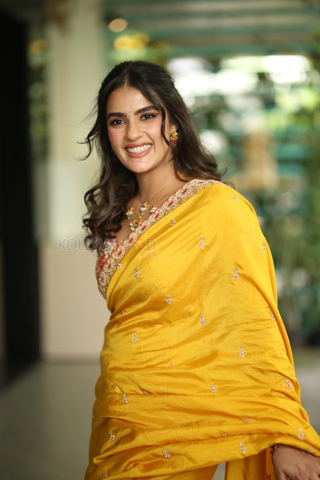 Heroine Kavya Thapar at Viswam Movie Interview Photos 58