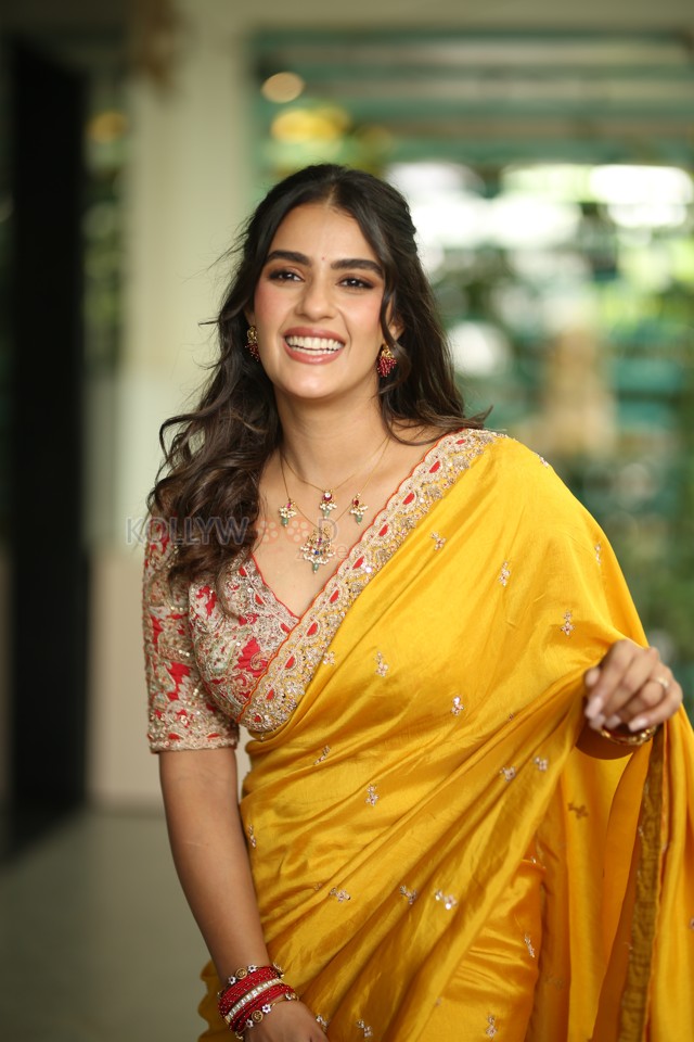 Heroine Kavya Thapar at Viswam Movie Interview Photos 92