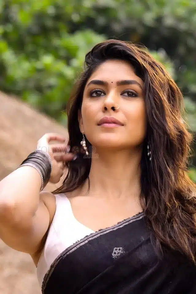 [Image: Hi-Nanna-Heroine-Mrunal-Thakur-in-a-Blac...2.jpg.webp]