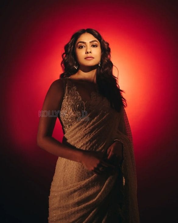 Irresistible Mrunal Thakur Saree Photoshoot Pictures 03 (304778 ...