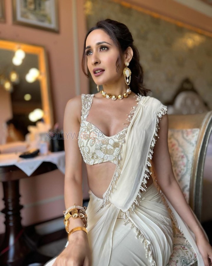 Khel Khel Mein Actress Pragya Jaiswal Cleavage in a White Saree Pictures 02