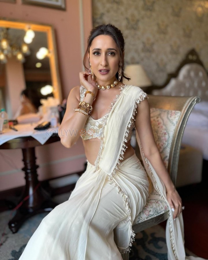 Khel Khel Mein Actress Pragya Jaiswal Cleavage in a White Saree Pictures 04