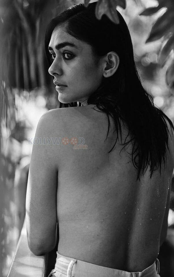 Mrunal Thakur Topless Back Photo 01