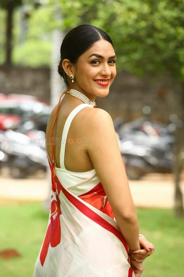 Mrunal Thakur at Sita Ramam Movie Song Launch Pictures 09