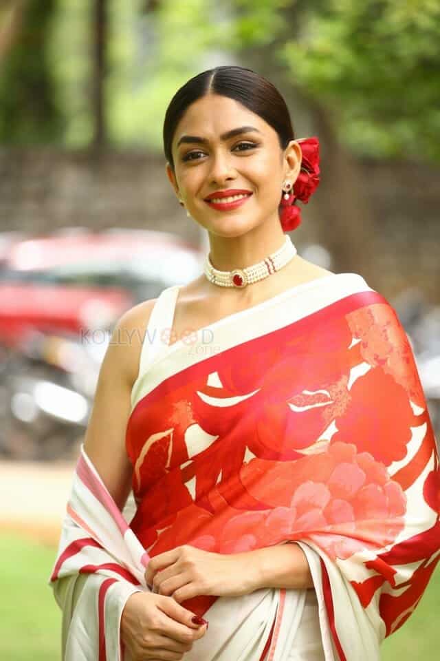 Mrunal Thakur at Sita Ramam Movie Song Launch Pictures 15