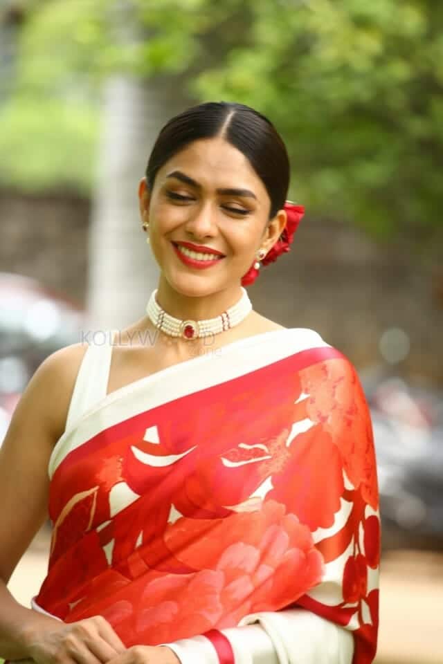 Mrunal Thakur at Sita Ramam Movie Song Launch Pictures 19