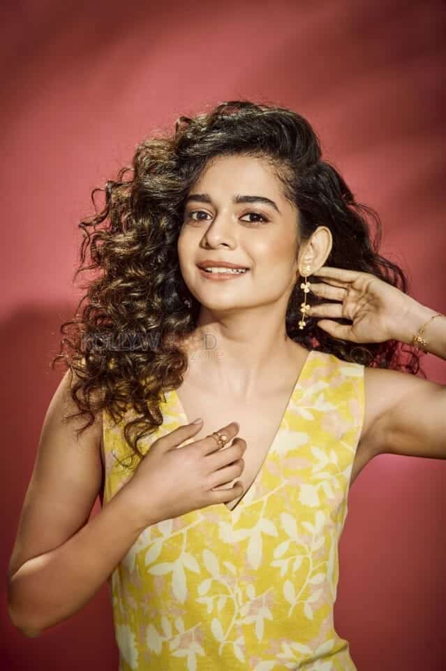 Ori Devuda Heroine Mithila Palkar Photo 01