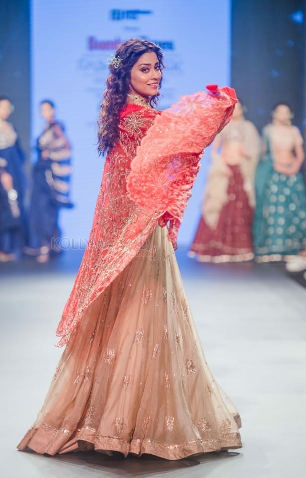 Shriya Saran Walking The Ramp For Ashwini Reddy Collection Photos