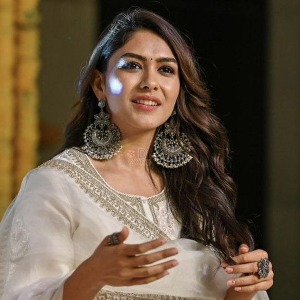 Smiling Mrunal Thakur In A White Salwar Pictures 02 (302507 ...