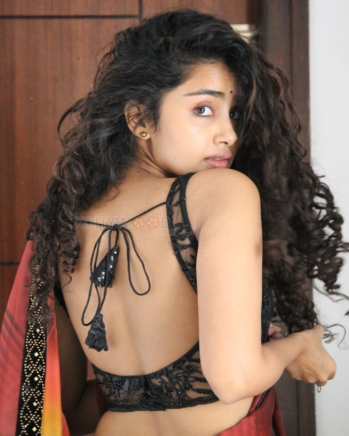 Smoking Hot Anupama Parameswaran in a Multicoloured Saree with Black Sleeveless Blouse Photos 01