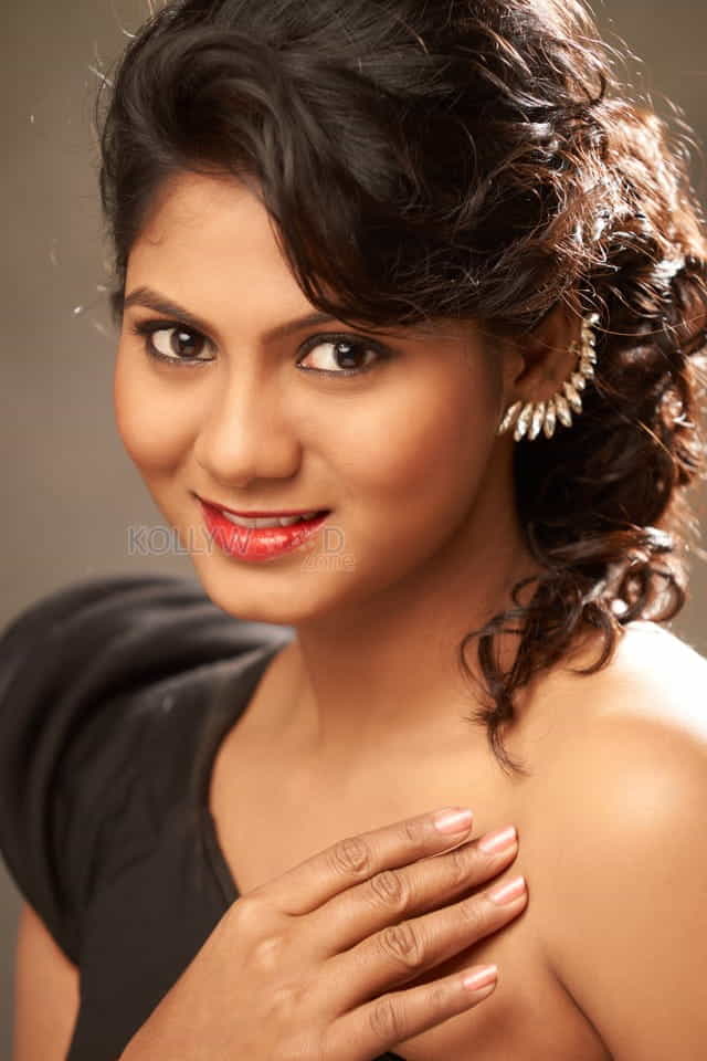 South Actress Shruti Reddy Portfolio Pictures