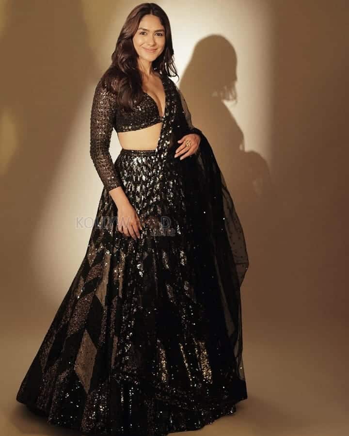 Stunning Mrunal Thakur in a Black and Golden Shimmering Lehenga Photos 01