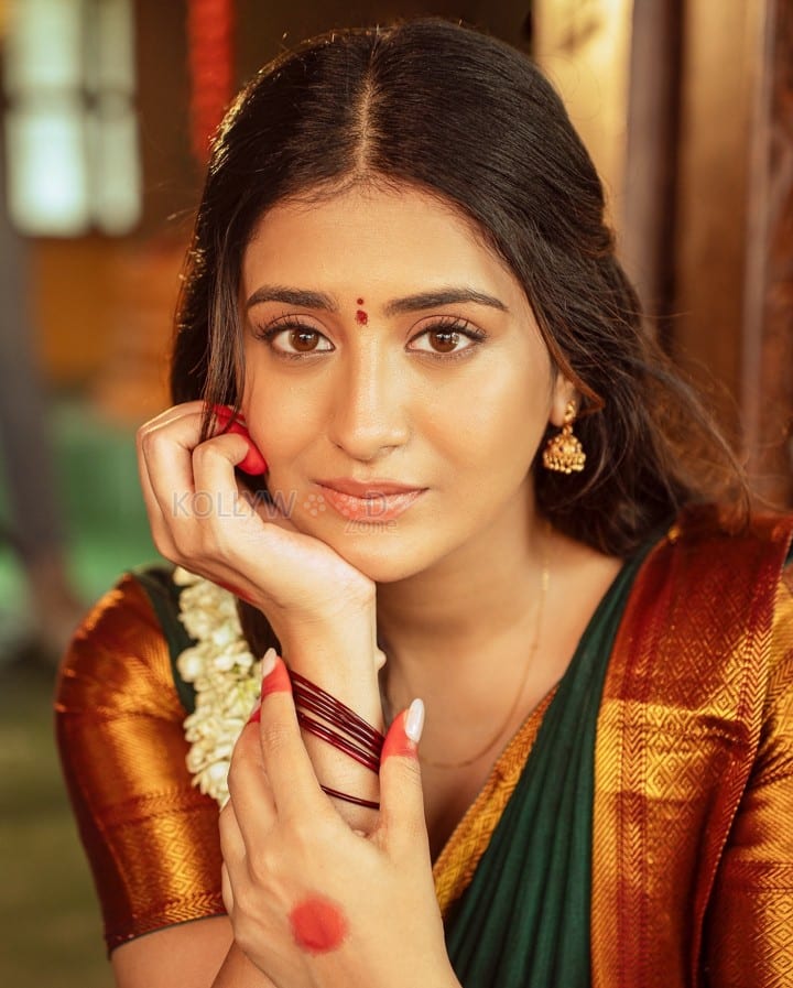 Stunning Rashi Singh in a Green and Orange Silk Half Saree Photos 09