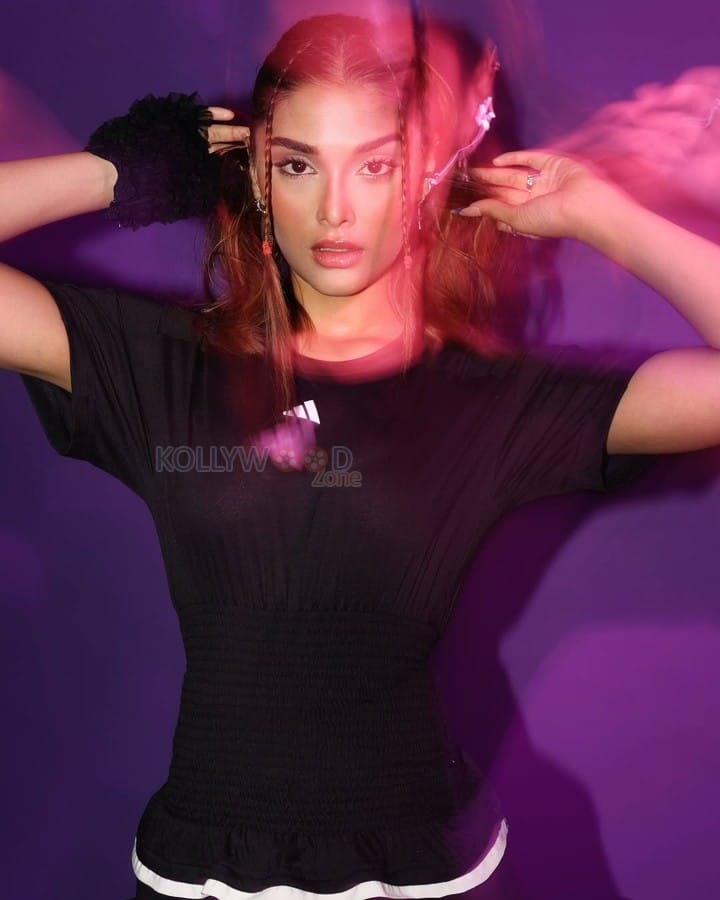 Stunning Saiee Manjrekar in an Adidas Sportswear Pictures 02