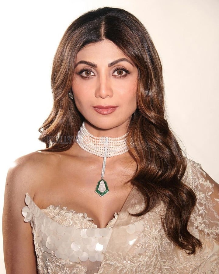 Stunning Shilpa Shetty in a White Saree with a Corset Blouse Photos 01