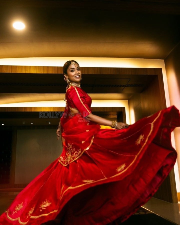 Stunning Shriya Saran in a Red Lehenga Photos 06