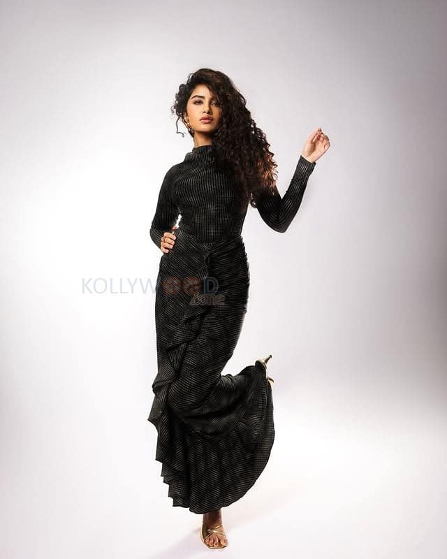 Stylish Anupama Parameswaran in a Black Shimmery Bodycon Dress Photos 02