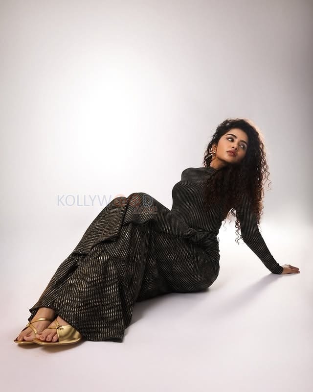 Stylish Anupama Parameswaran in a Black Shimmery Bodycon Dress Photos 03