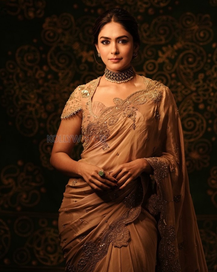 Talented Mrunal Thakur in a Golden Beige Silk Saree Photos 09