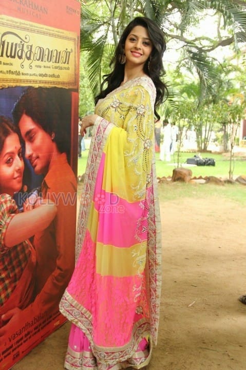 Tamil Actress Vedhika Saree Pics