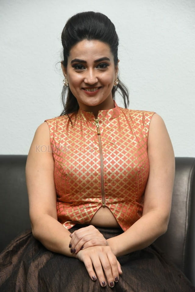 Telugu Anchor Manjusha At Hours Love Pre Release Event Photos