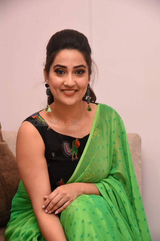 Telugu Anchor Manjusha At Evariki Cheppadu Pre Release Event Photos