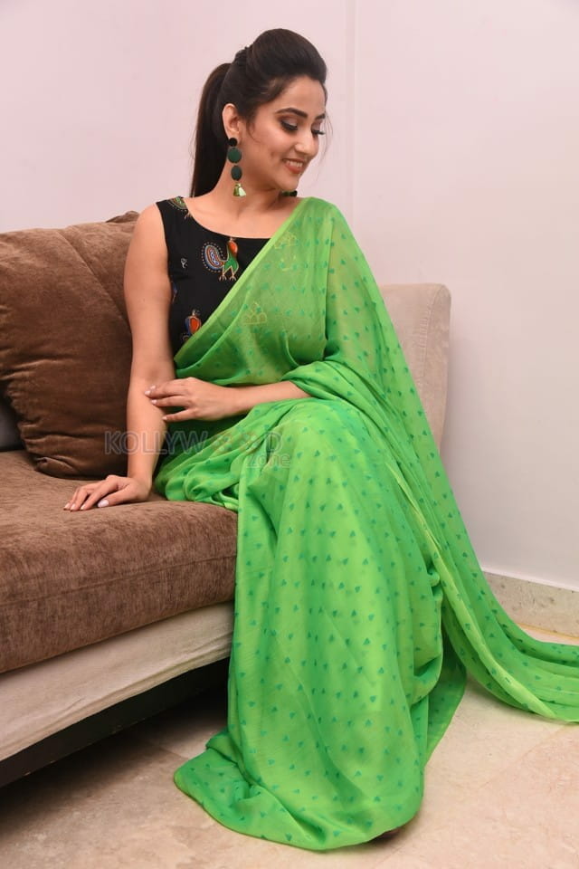 Telugu Anchor Manjusha At Evariki Cheppadu Pre Release Event Photos