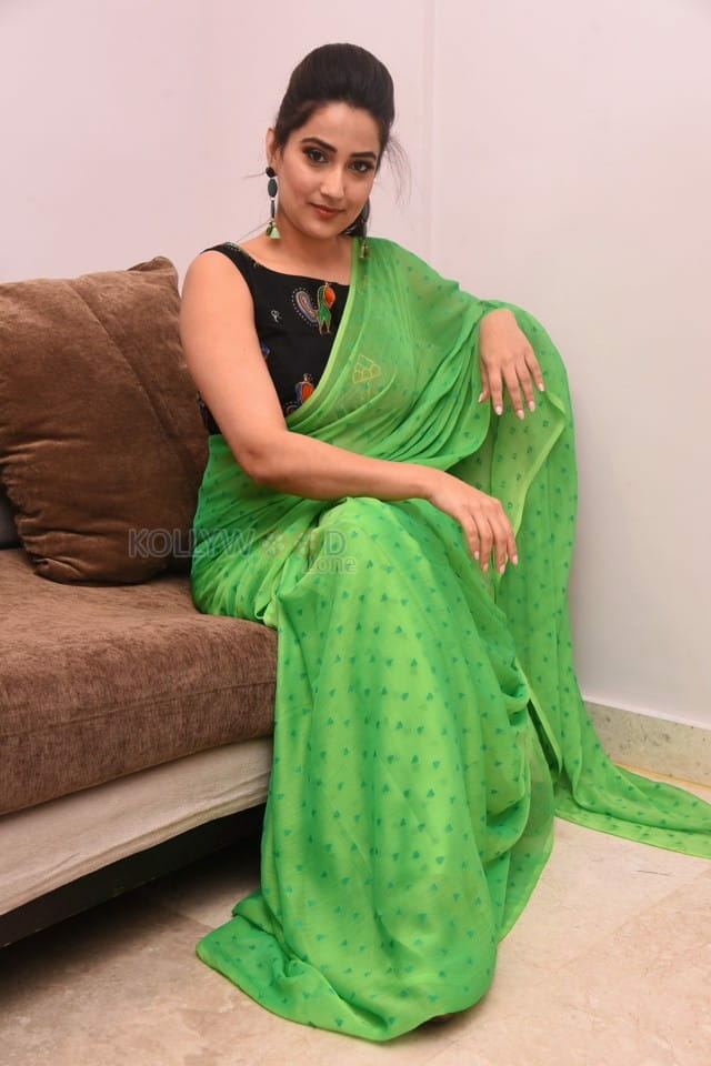 Telugu Anchor Manjusha At Evariki Cheppadu Pre Release Event Photos