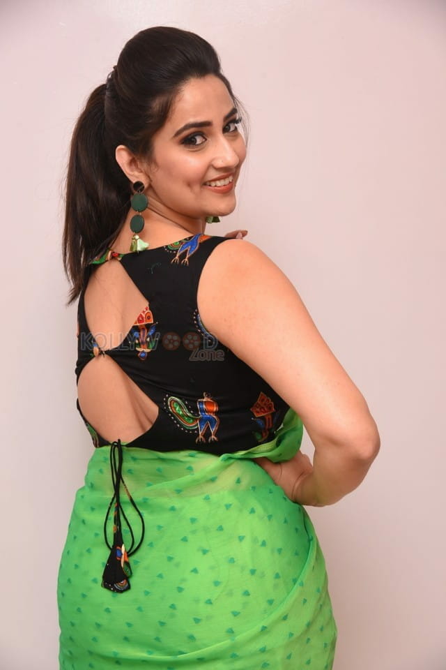 Telugu Anchor Manjusha At Evariki Cheppadu Pre Release Event Photos