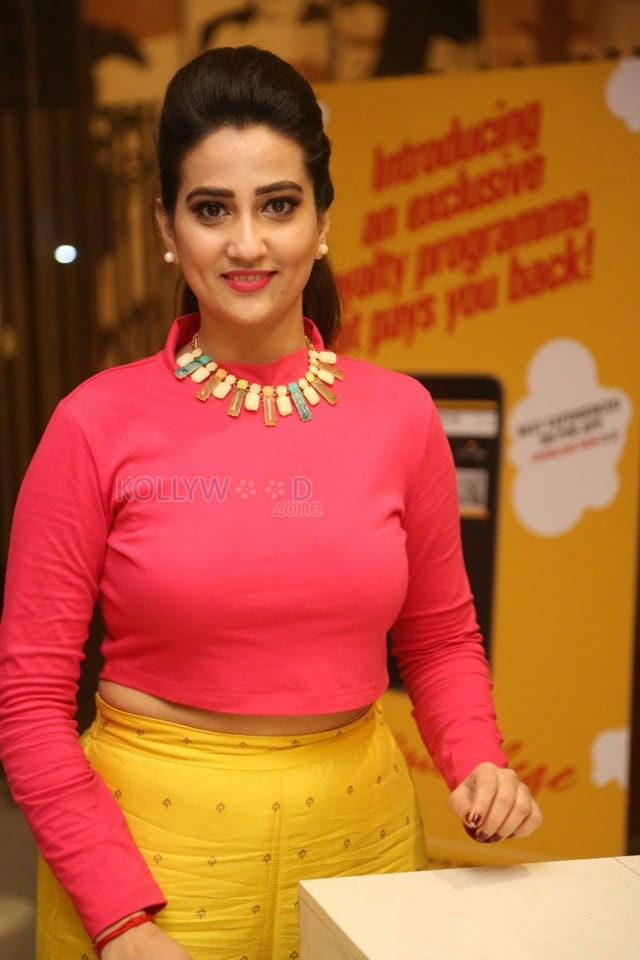 Telugu Anchor Manjusha New Pics