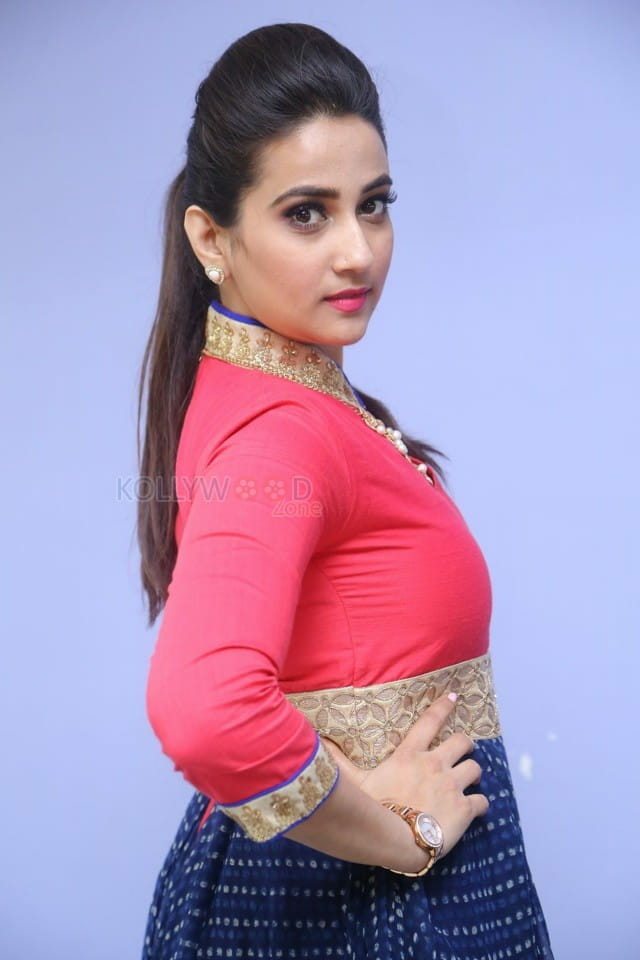 Telugu Anchor Manjusha Photos