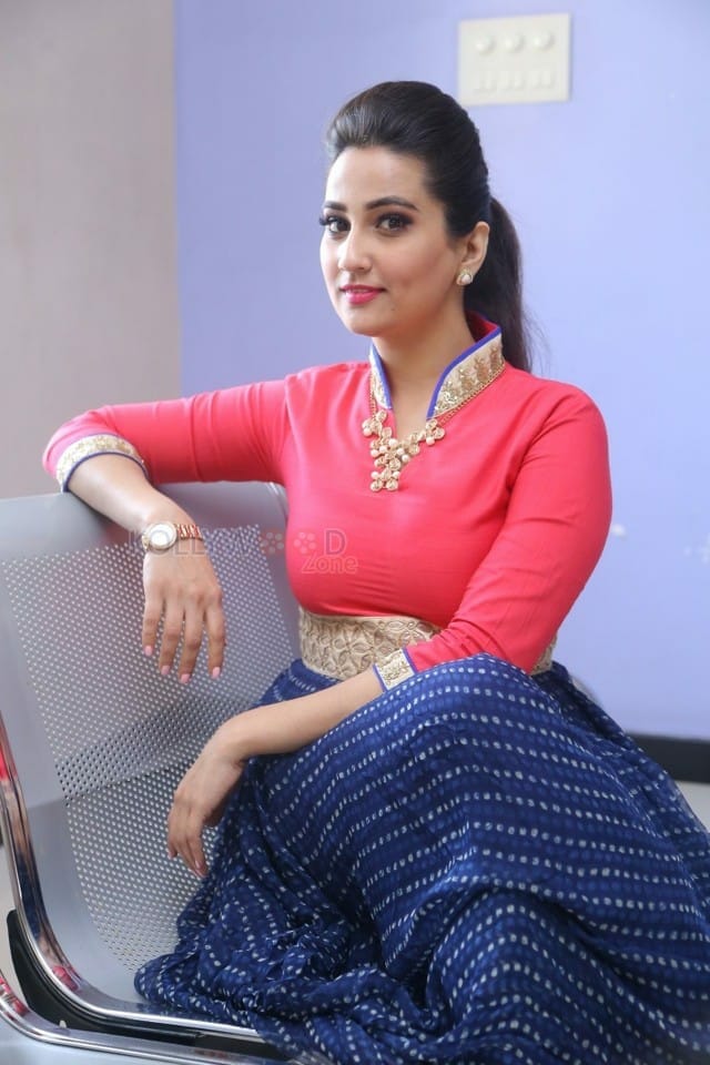 Telugu Anchor Manjusha Photos