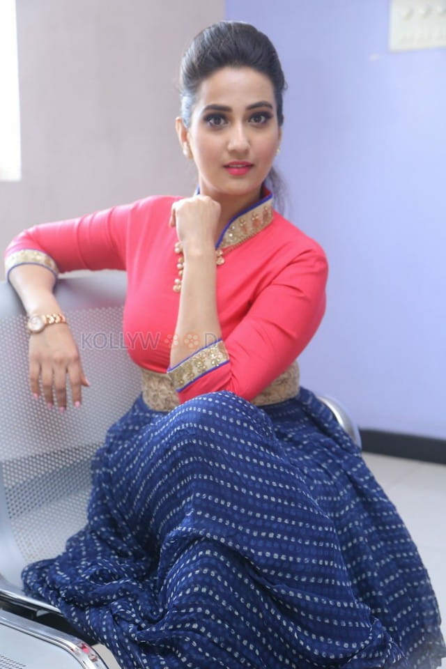 Telugu Anchor Manjusha Photos