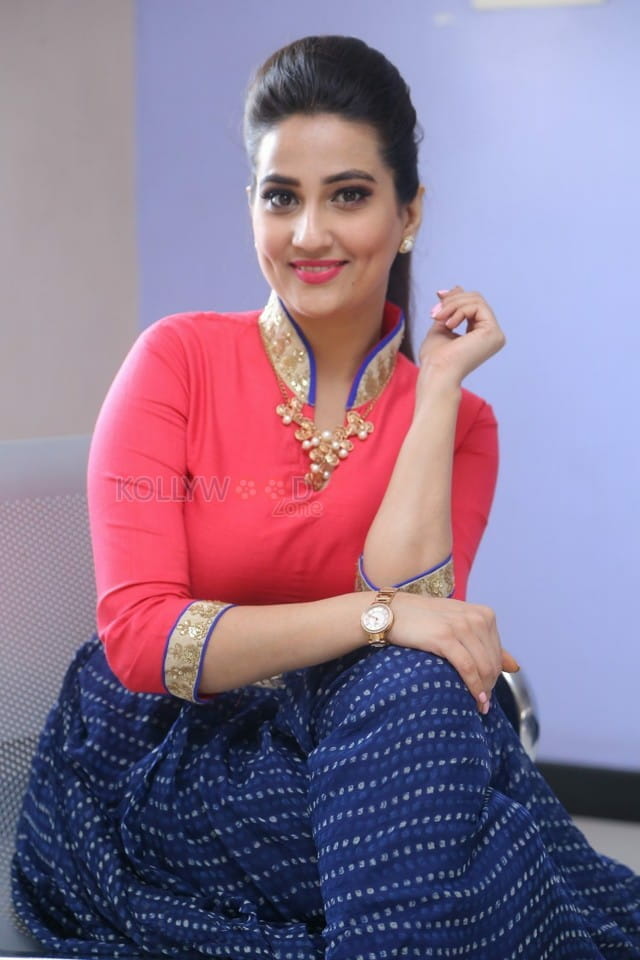 Telugu Anchor Manjusha Photos