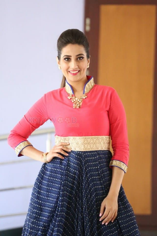 Telugu Anchor Manjusha Photos