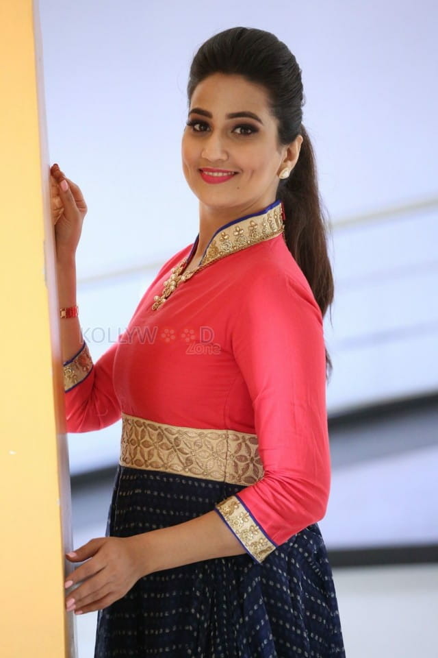 Telugu Anchor Manjusha Photos