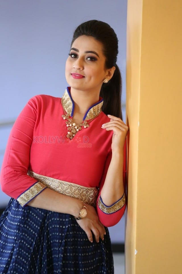 Telugu Anchor Manjusha Photos