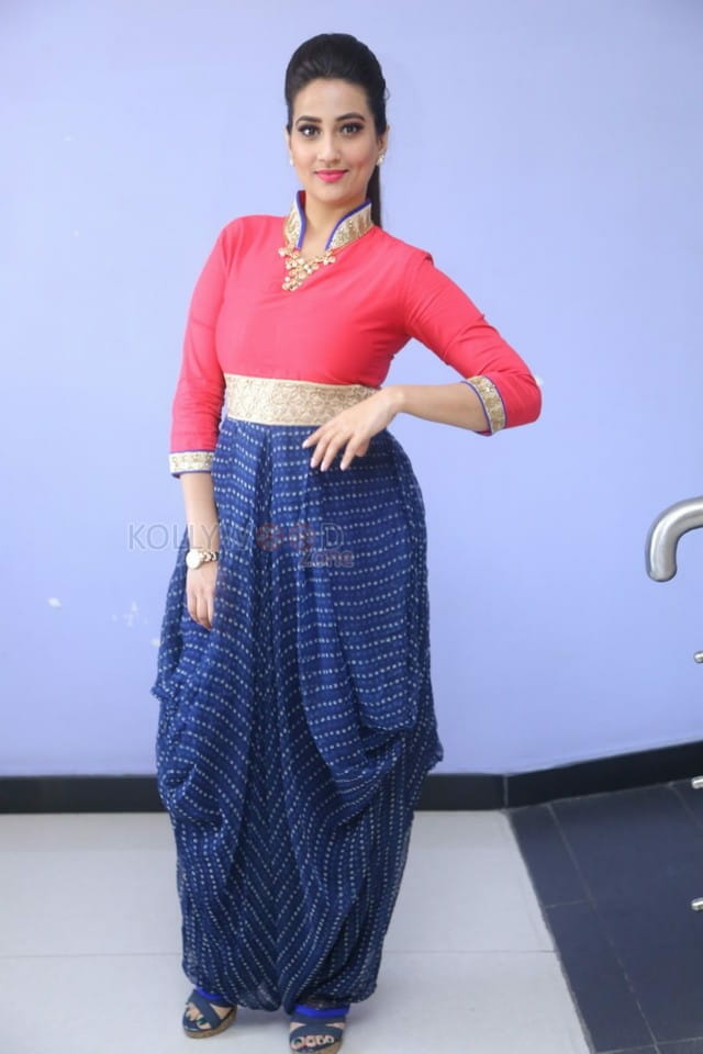 Telugu Anchor Manjusha Photos