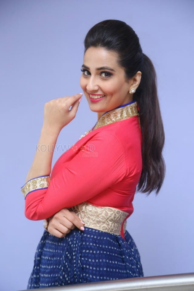 Telugu Anchor Manjusha Photos